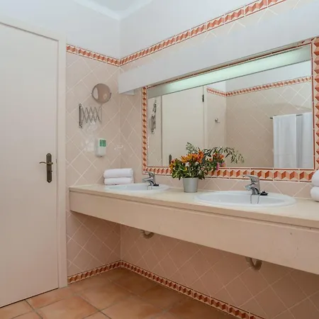 Schoenes Haus In Carvoeiro Mit Privatem Parkplatz Sesmarias